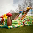 Spalvingas pripučiamas batutas vaikams su boružėlių, bičių, sraigių ir grybų iliustracijomis bei aukšta čiuožykla.