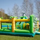 Batuto Savana nuoma vaikams Vilniuje – saugus pripučiamas batutas su kliūtimis ir čiuožykla.