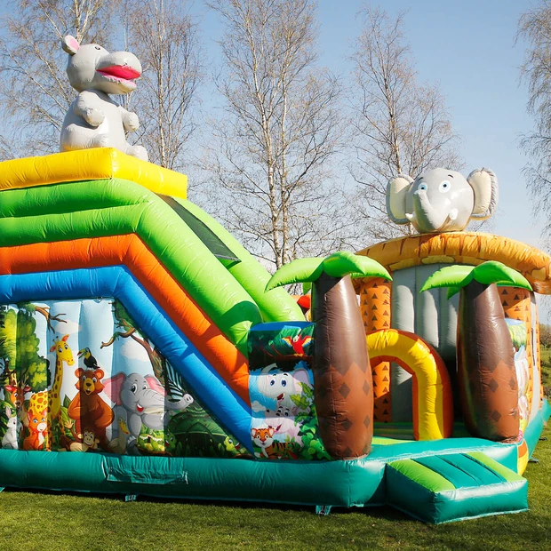 Didelis spalvingas pripučiamas batutas vaikams su begemoto ir dramblio figūromis, palmėmis ir safari gyvūnais.